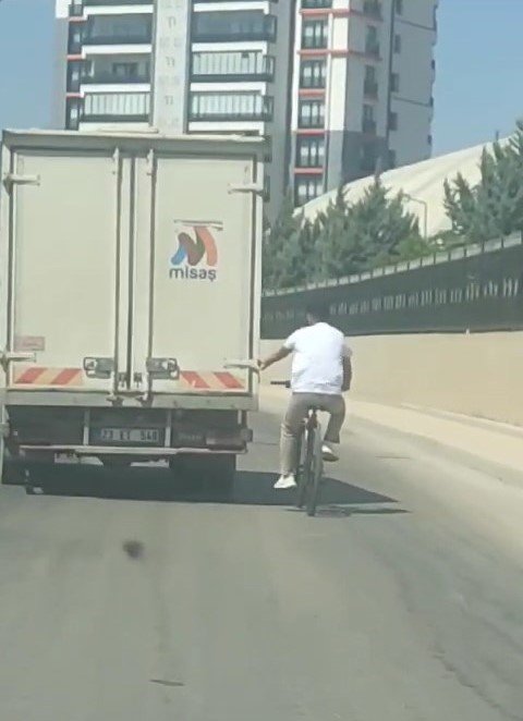 Elazığ’da bisikletlinin tehlikeli yolcuğu kameralara yansıdı