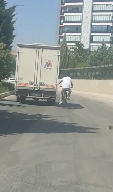 Elazığ’da bisikletlinin tehlikeli yolcuğu kameralara yansıdı