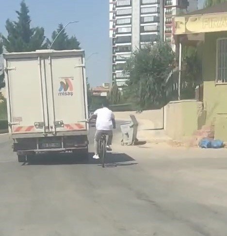 Elazığ’da bisikletlinin tehlikeli yolcuğu kameralara yansıdı