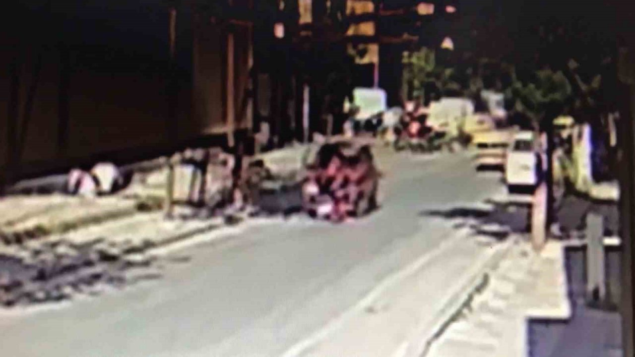 Aniden yola çıkan 3 çocuğa otomobil çarptı