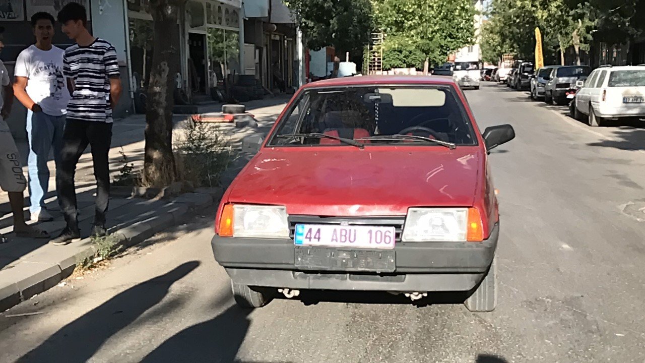 Aniden yola çıkan 3 çocuğa otomobil çarptı