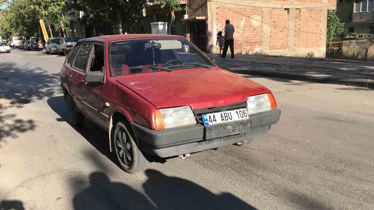 Aniden yola çıkan 3 çocuğa otomobil çarptı