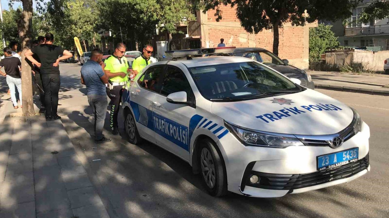 Aniden yola çıkan 3 çocuğa otomobil çarptı