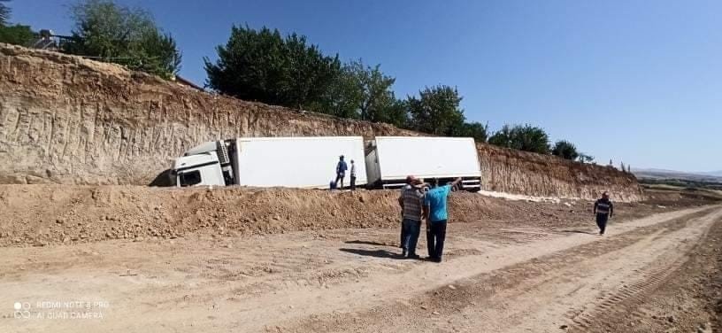 Elazığ’da tır kum birikintisine girdi: 1 yaralı