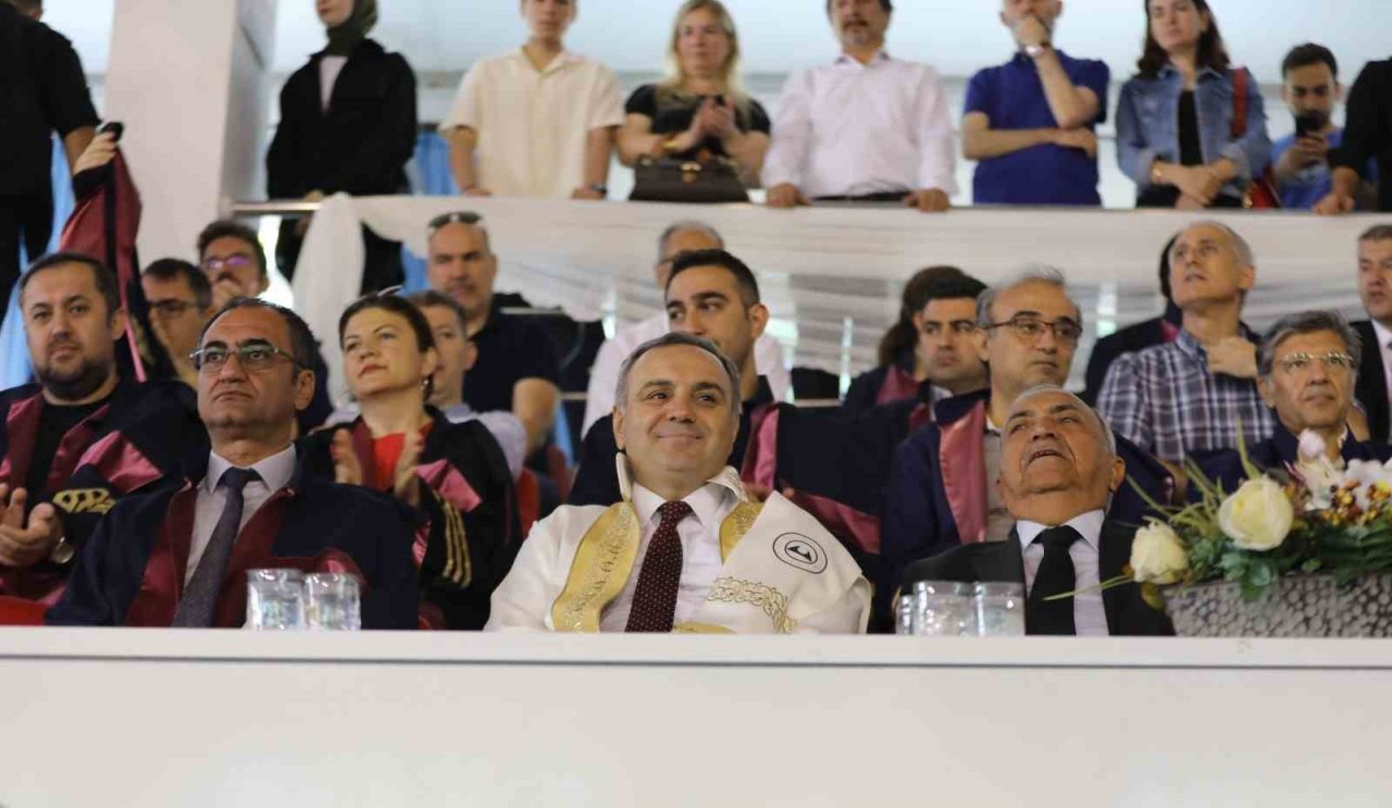 ERÜ Mühendislik Fakültesi 2022-2023 Eğitim-Öğretim Dönem Mezunlarını Verdi