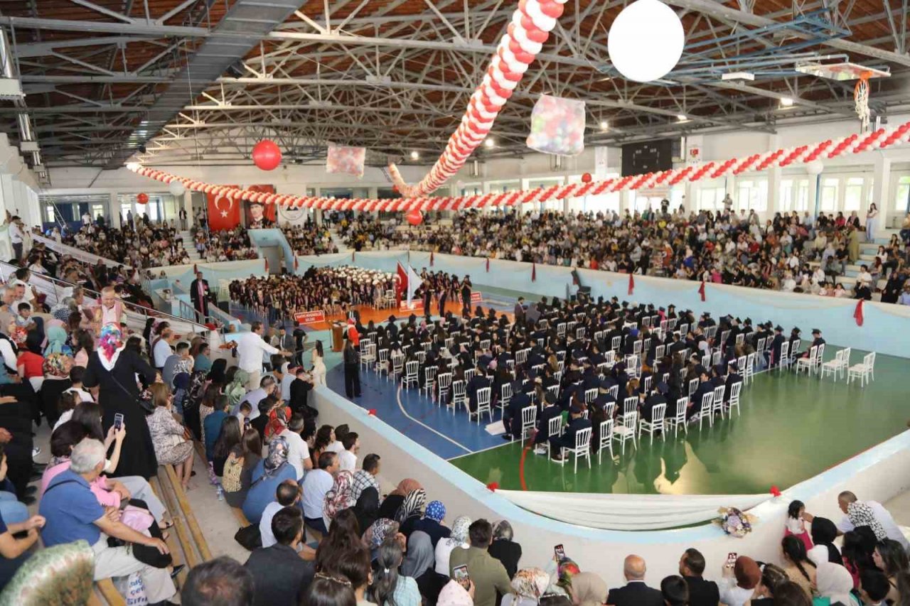 ERÜ Mühendislik Fakültesi 2022-2023 Eğitim-Öğretim Dönem Mezunlarını Verdi