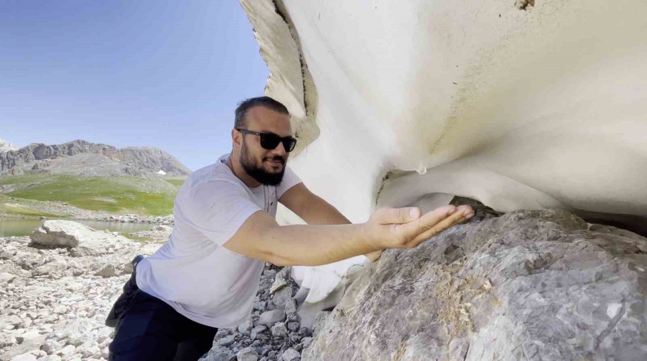 Temmuz ayında karlı yamaçları tırmandılar, buz gibi suya girerek serinlediler