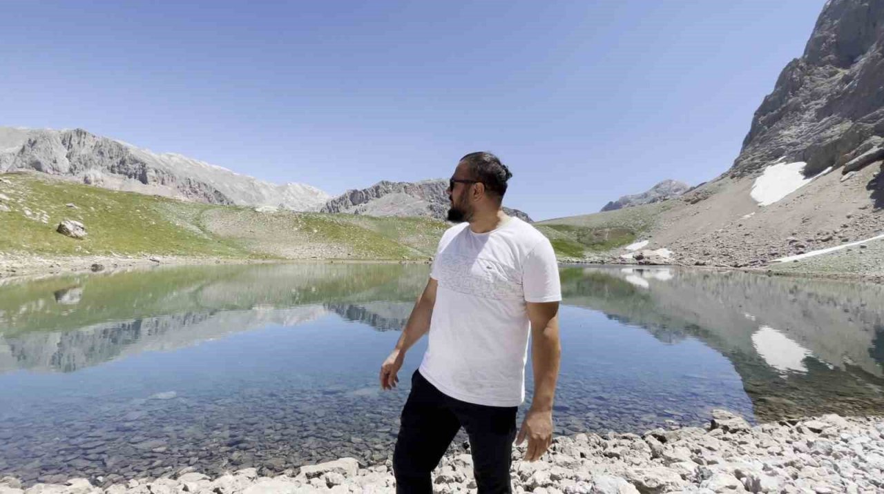 Temmuz ayında karlı yamaçları tırmandılar, buz gibi suya girerek serinlediler