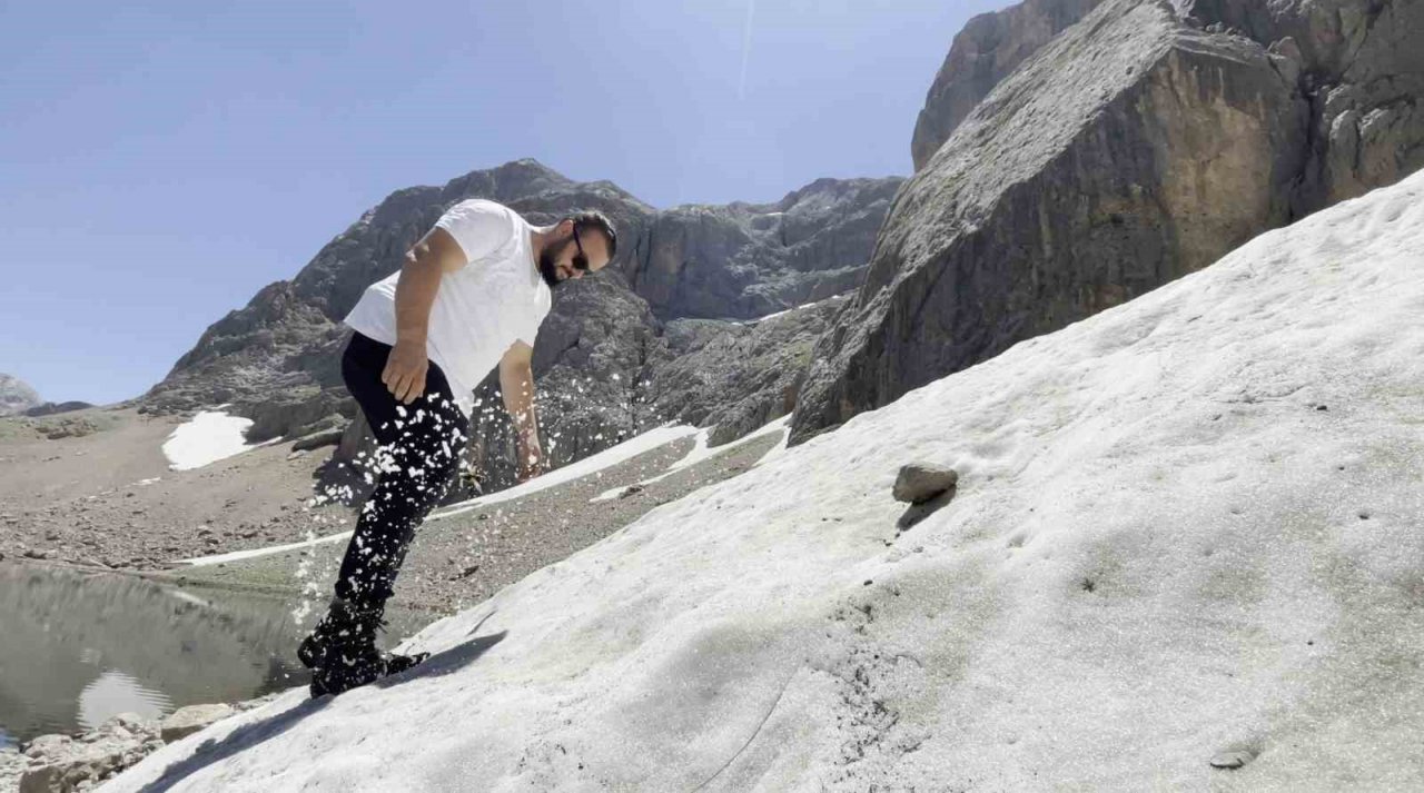 Temmuz ayında karlı yamaçları tırmandılar, buz gibi suya girerek serinlediler
