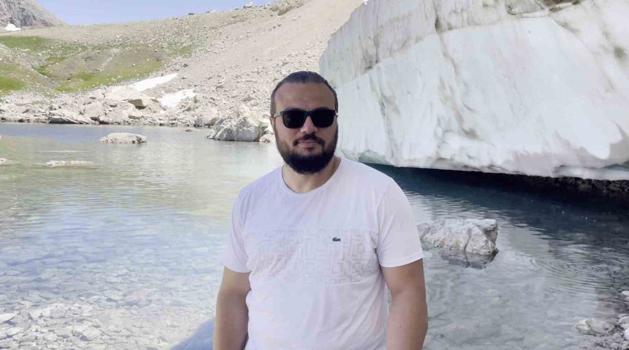 Temmuz ayında karlı yamaçları tırmandılar, buz gibi suya girerek serinlediler