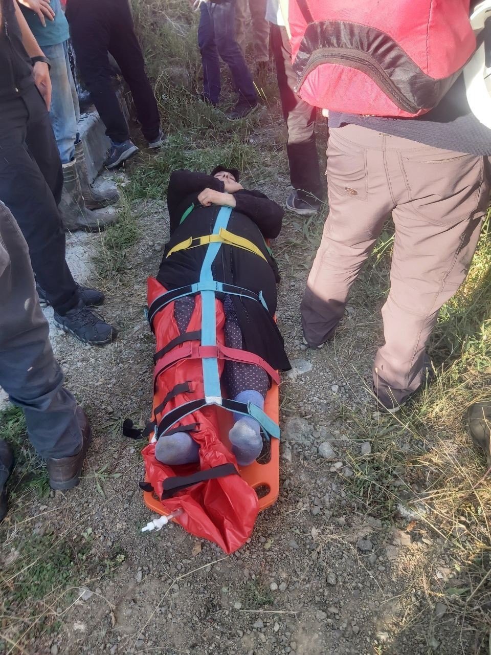 Piknikte ayağı kırılan kadını AFAD ve UMKE 2 kilometre sedyeyle taşıdı