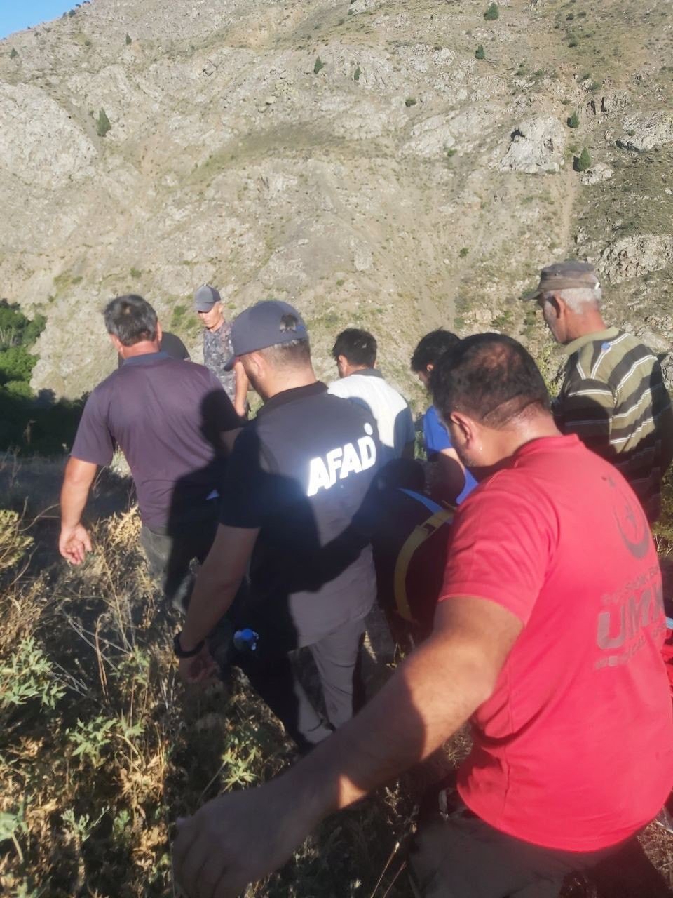 Piknikte ayağı kırılan kadını AFAD ve UMKE 2 kilometre sedyeyle taşıdı