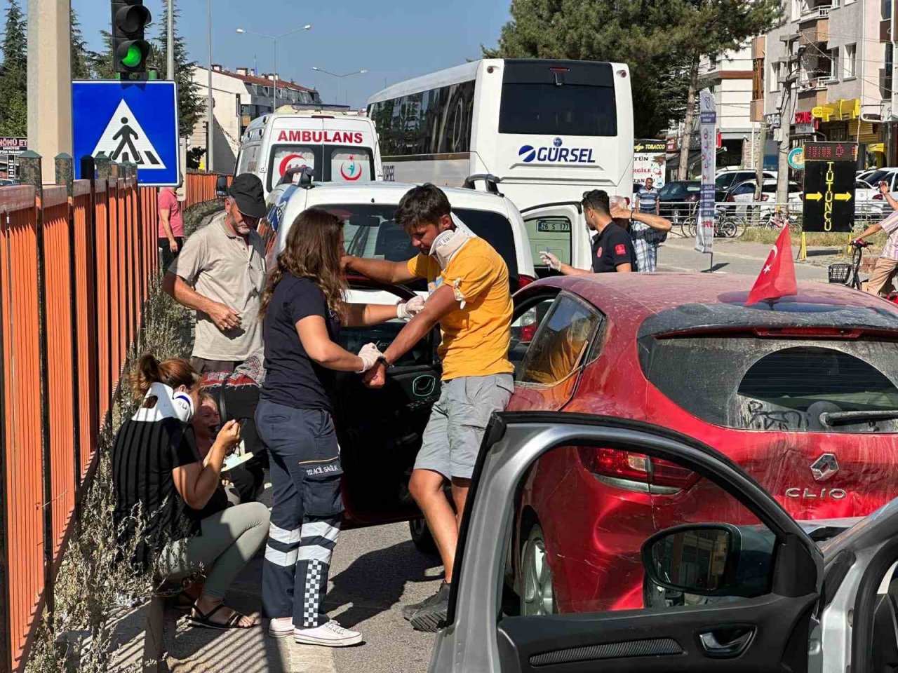 Eskişehir’de zincirleme kaza: 4 yaralı