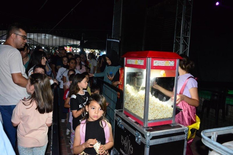 Gediz’de çocuklar şenlikte doyasıya eğlendi