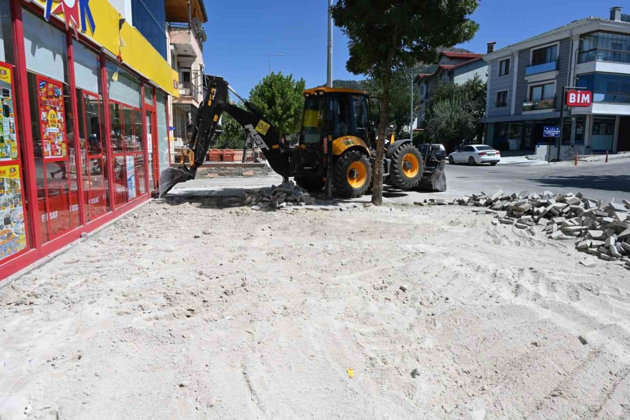 Isparta Belediyesi’ den begonit taş çalışması