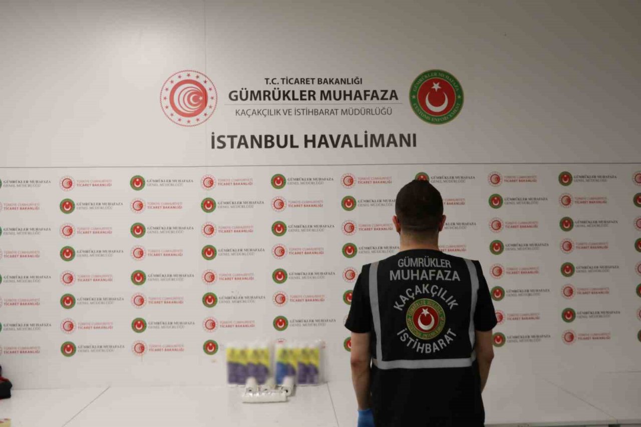 Yazar kasa kağıdının içinden uyuşturucu çıktı