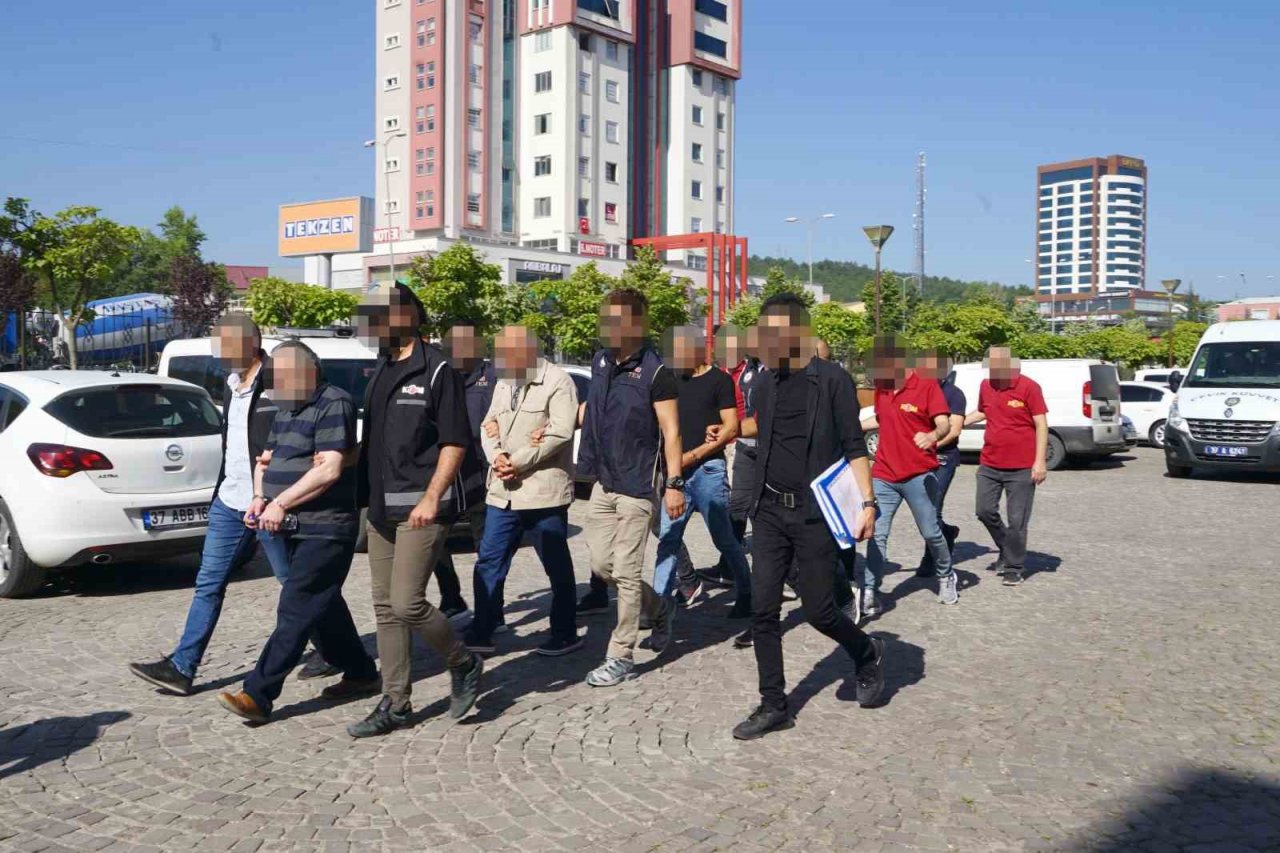 Milyonluk vurgun yaparak ortadan kaybolan şüpheliler, metruk binada saklanırken yakalandı