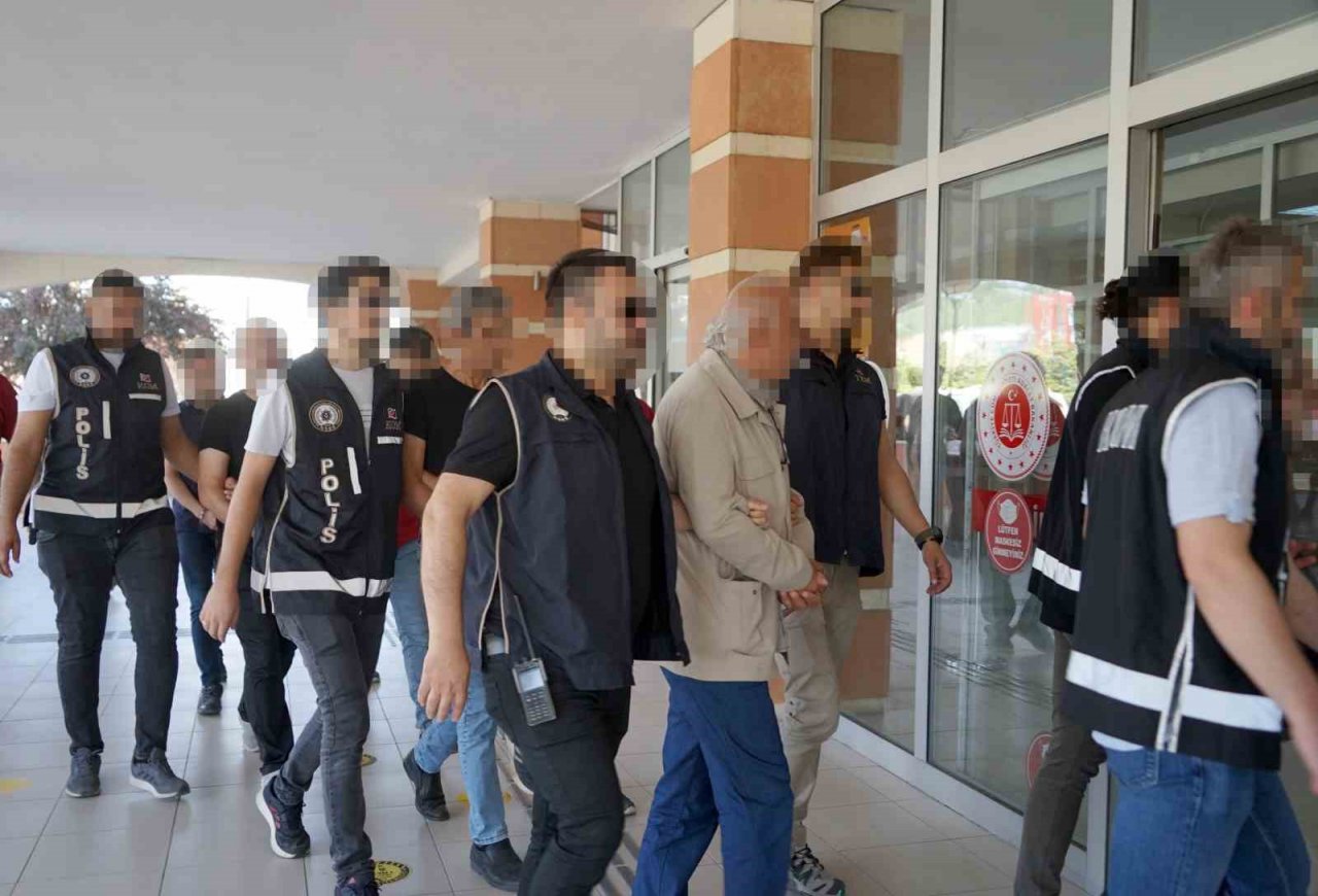 Milyonluk vurgun yaparak ortadan kaybolan şüpheliler, metruk binada saklanırken yakalandı