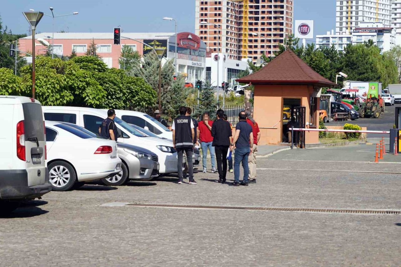 Milyonluk vurgun yaparak ortadan kaybolan şüpheliler, metruk binada saklanırken yakalandı
