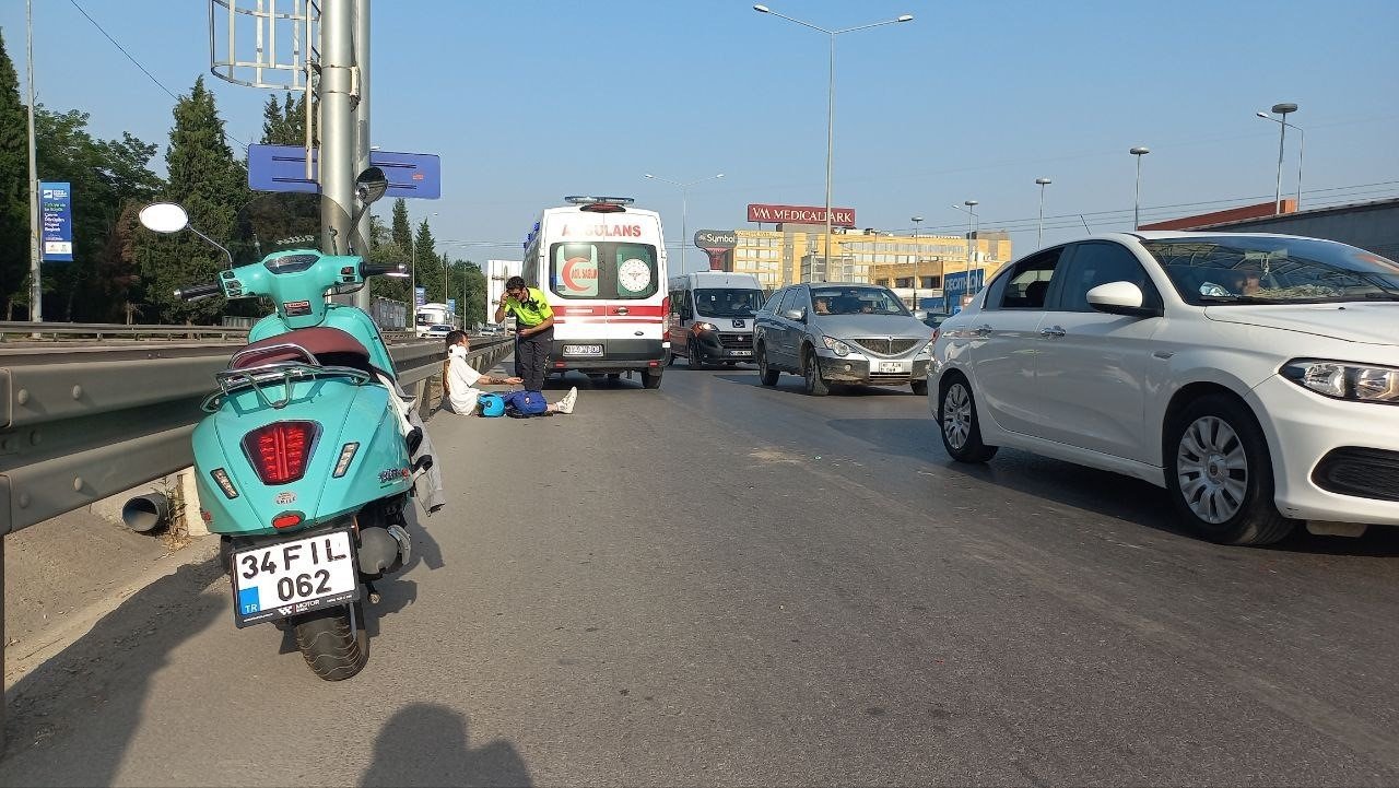 Otomobile çarpmamak için manevra yapınca yola savruldu: 2 yaralı