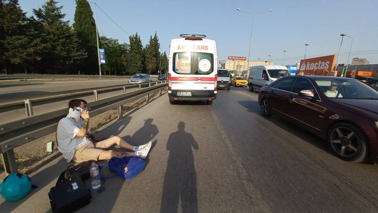 Otomobile çarpmamak için manevra yapınca yola savruldu: 2 yaralı