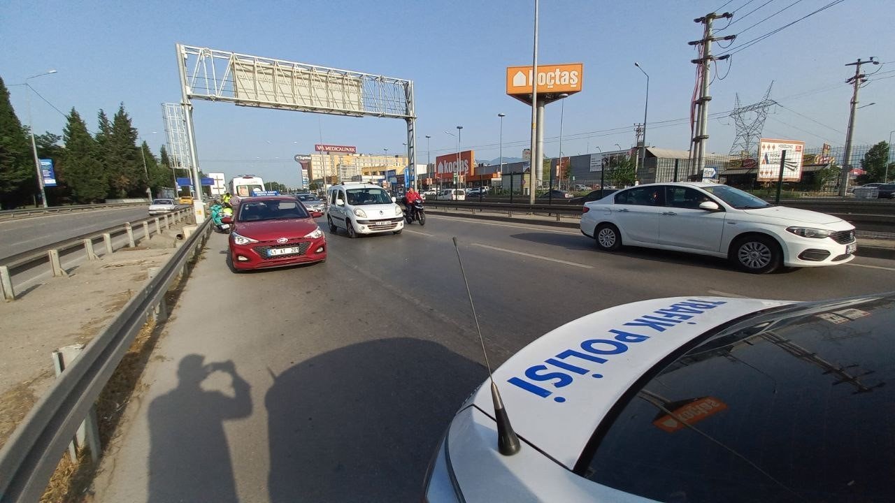 Otomobile çarpmamak için manevra yapınca yola savruldu: 2 yaralı