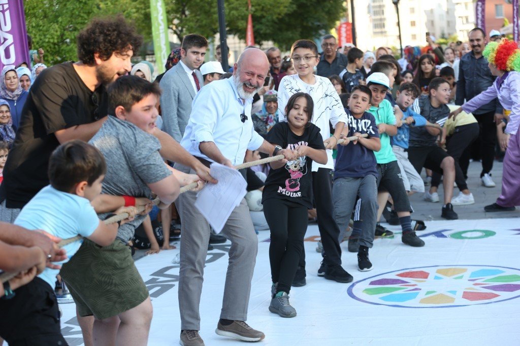Başkan Çolakbayrakdar; “Şenliklerimizle çocukların yüzleri gülerken, ailelerde nostalji yaşıyor”