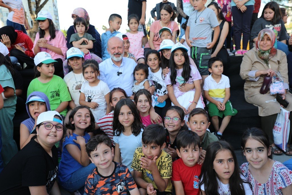 Başkan Çolakbayrakdar; “Şenliklerimizle çocukların yüzleri gülerken, ailelerde nostalji yaşıyor”