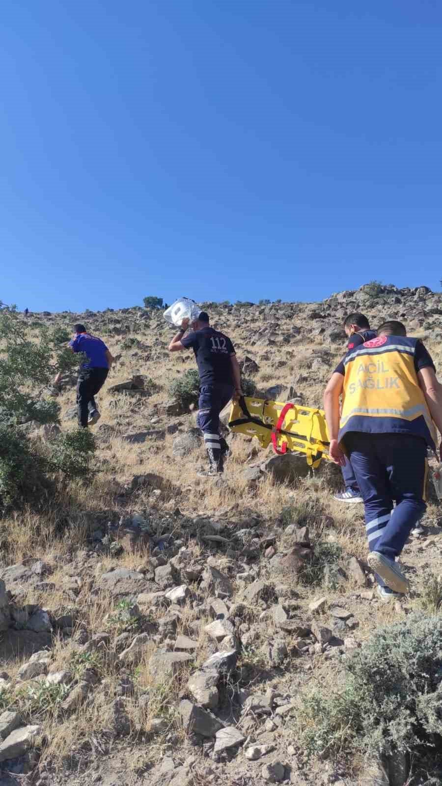 Gezmeye çıktığı dağda mahsur kalan kişi askeri helikopterle kurtarıldı