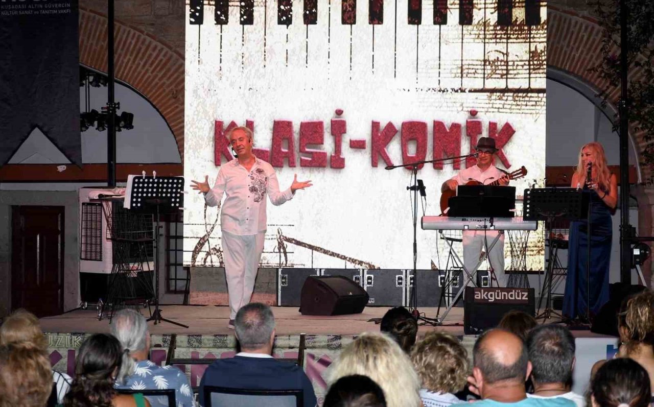 Kuşadası’nda müzikal gösteri