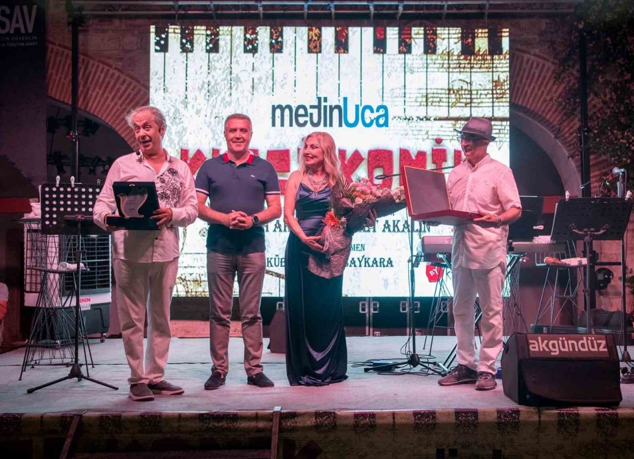 Kuşadası’nda müzikal gösteri