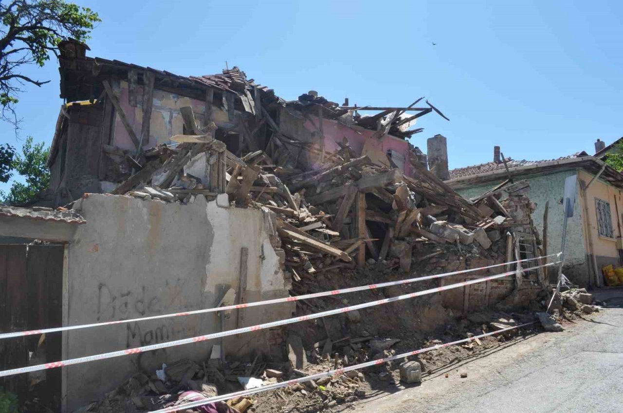 Mahallede endişeye neden olan o bina artık yıkılıyor