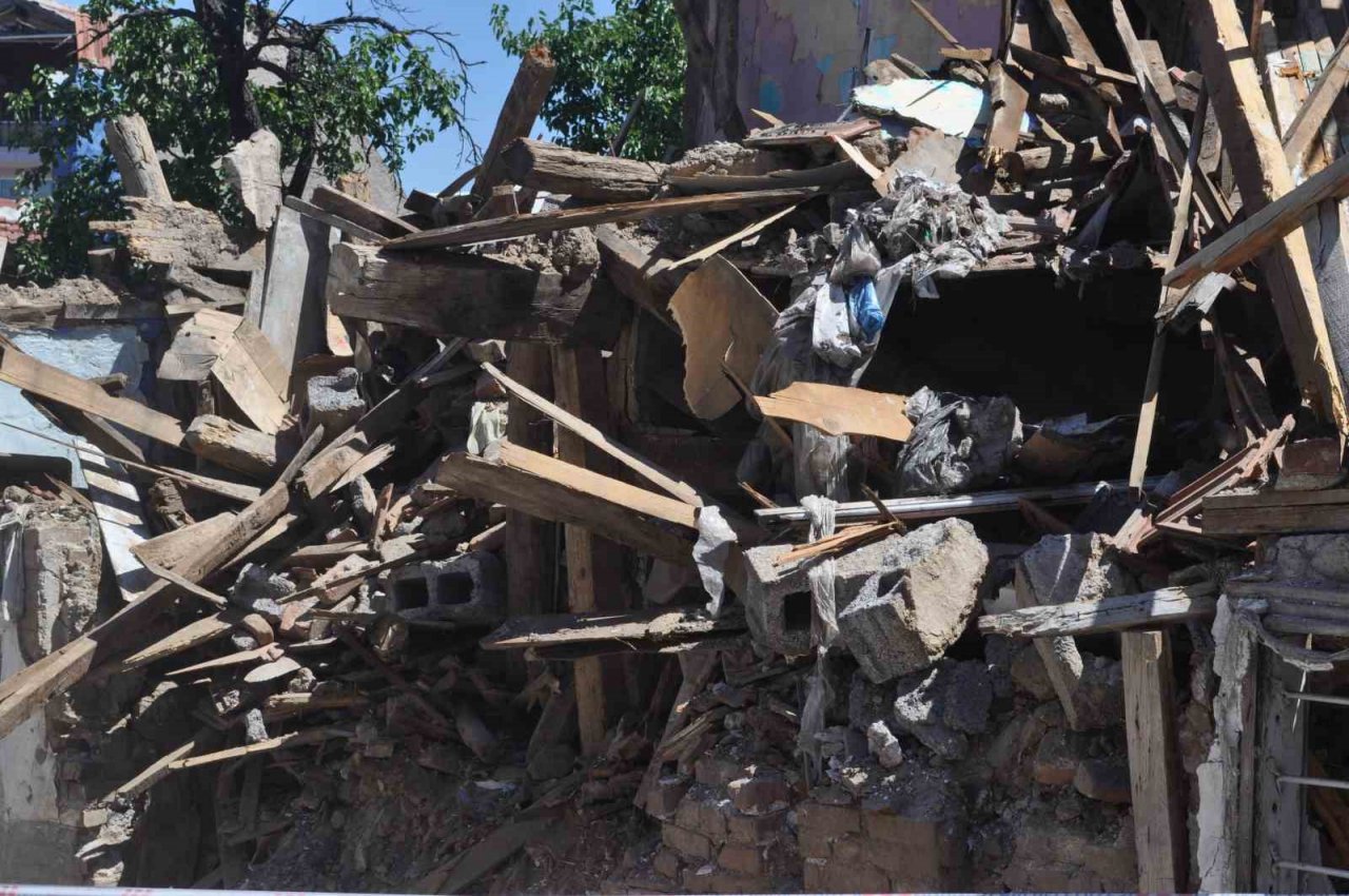 Mahallede endişeye neden olan o bina artık yıkılıyor