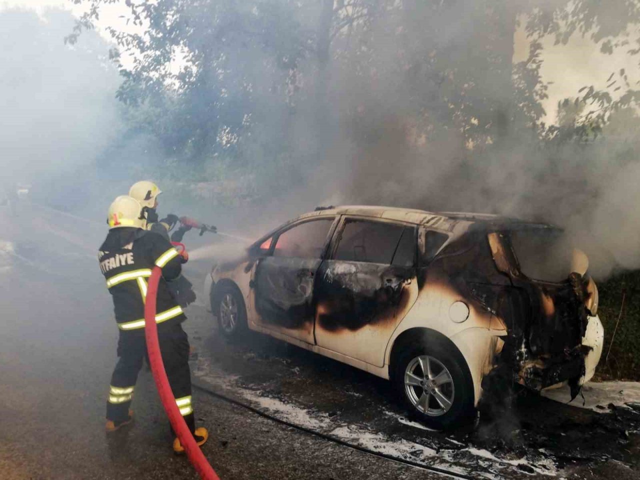 Kaza yapan araç yandı