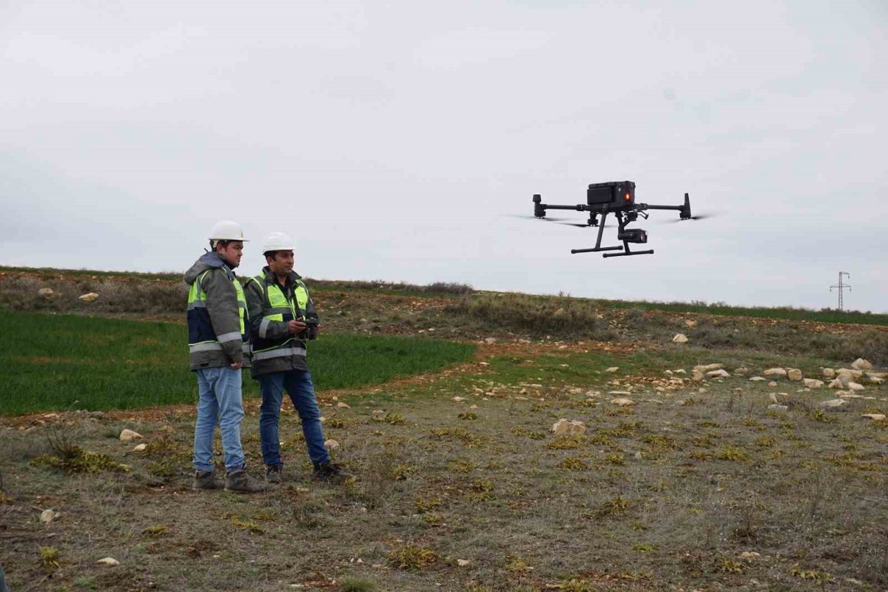 OEDAŞ engebeli arazilerin zorluklarını dronlar ile aşıyor