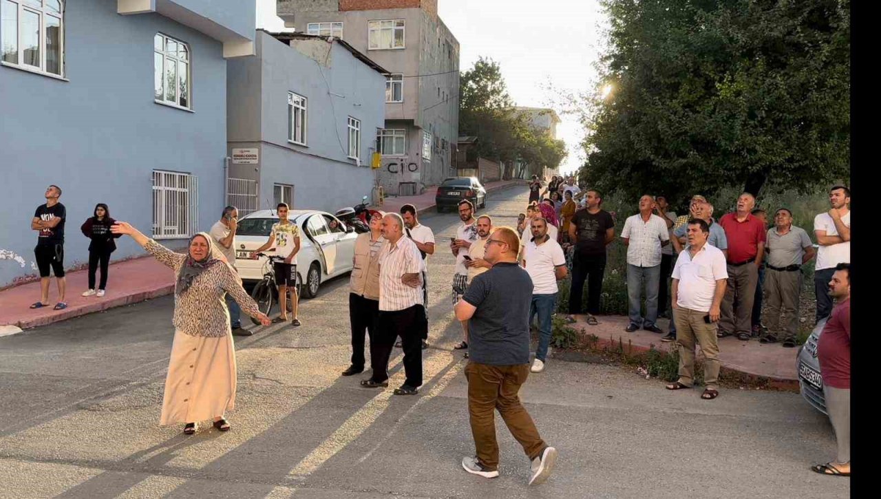 Apartmanda yangın paniği: Bina sakinleri tahliye edildi, mahsur kalan 1 çocuk kurtarıldı