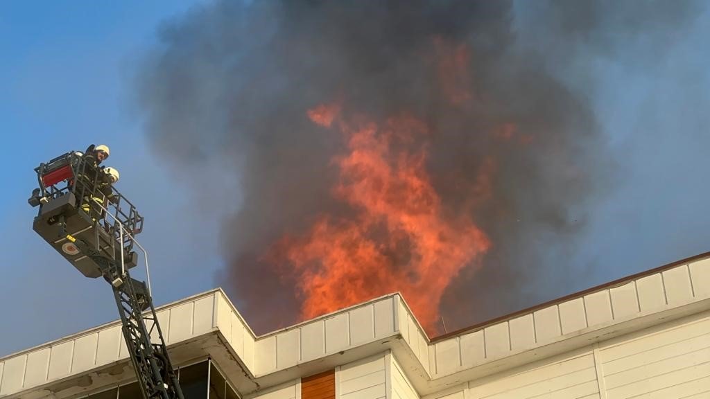 Apartmanda yangın paniği: Bina sakinleri tahliye edildi, mahsur kalan 1 çocuk kurtarıldı