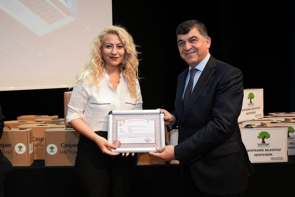 YKS’de başarılı olan öğrencilere bilgisayar armağan edildi