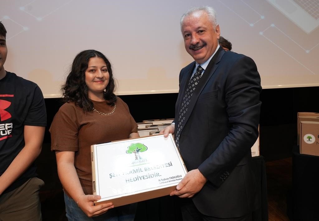 YKS’de başarılı olan öğrencilere bilgisayar armağan edildi