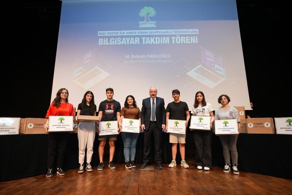 YKS’de başarılı olan öğrencilere bilgisayar armağan edildi