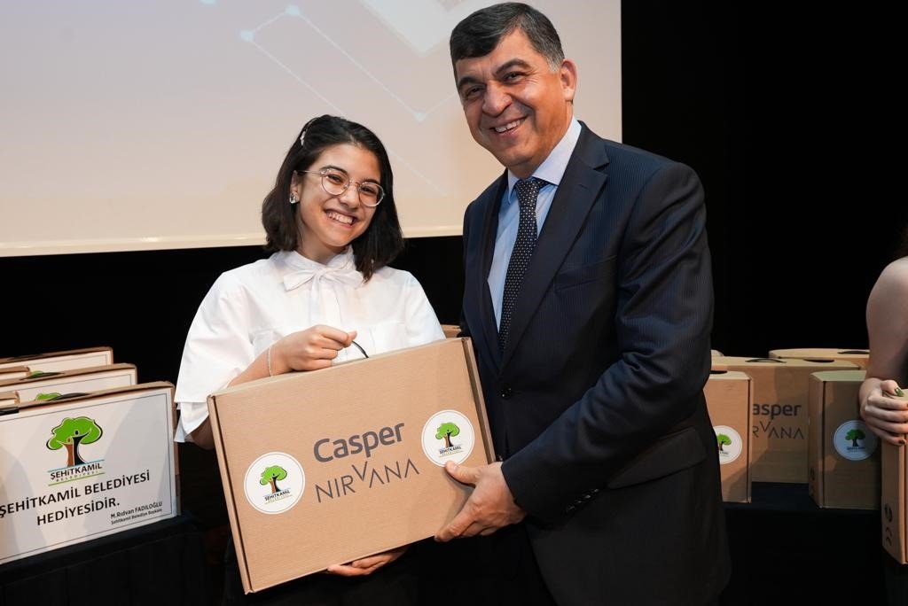 YKS’de başarılı olan öğrencilere bilgisayar armağan edildi