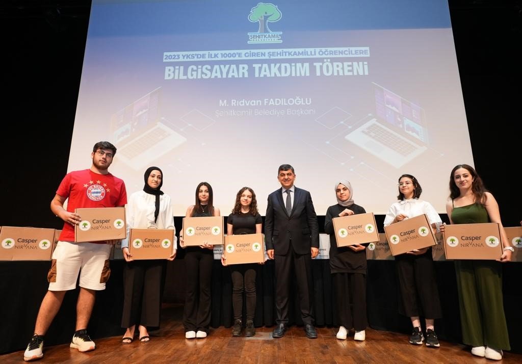 YKS’de başarılı olan öğrencilere bilgisayar armağan edildi