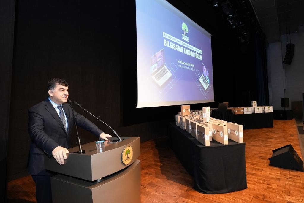 YKS’de başarılı olan öğrencilere bilgisayar armağan edildi