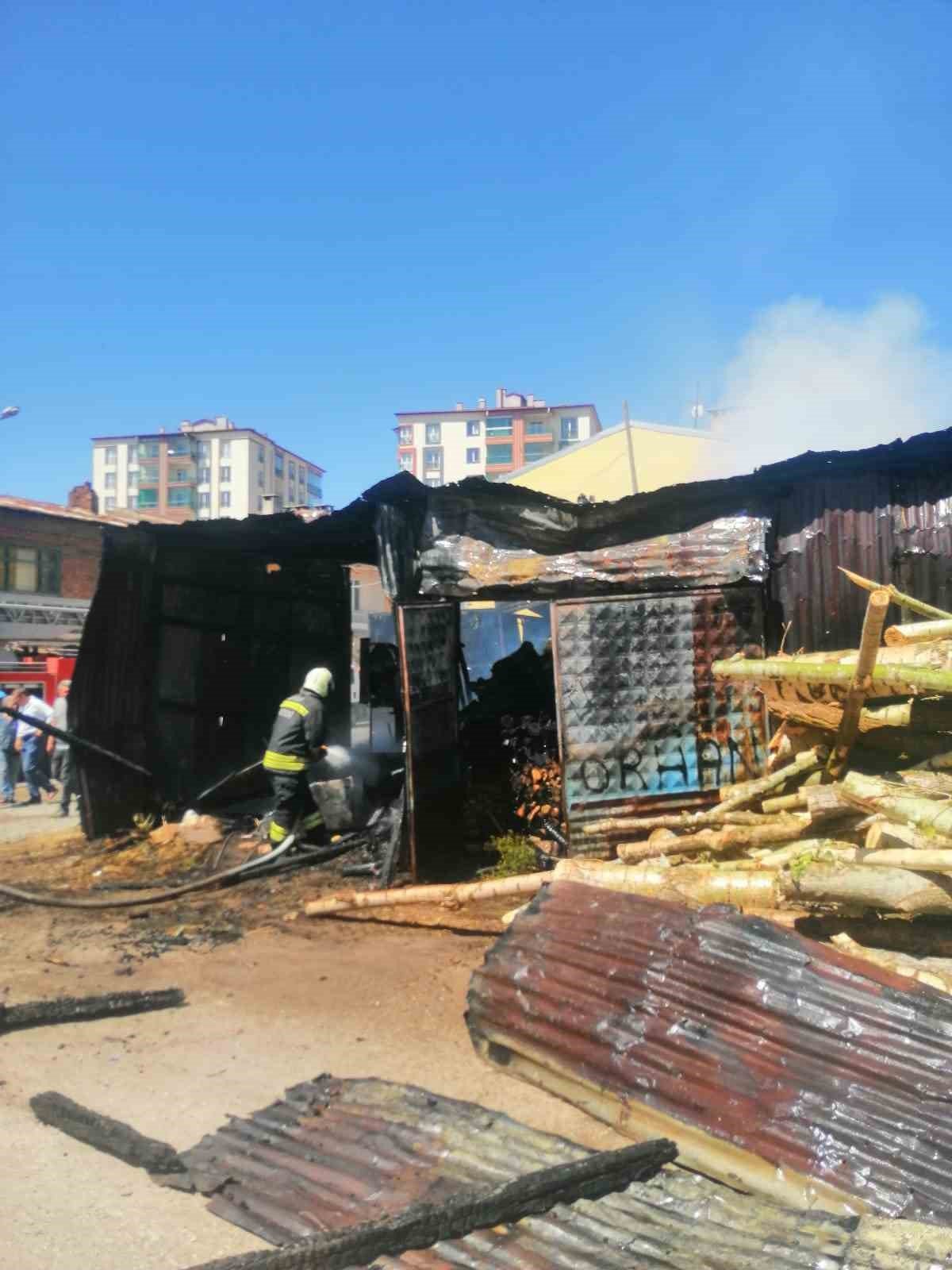 Odunlukta korkutan yangın