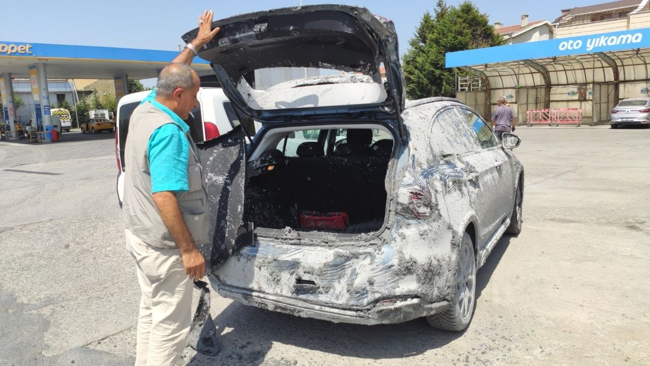 Sultangazi’de hafriyat kamyonundaki beton otomobilin üzerine döküldü