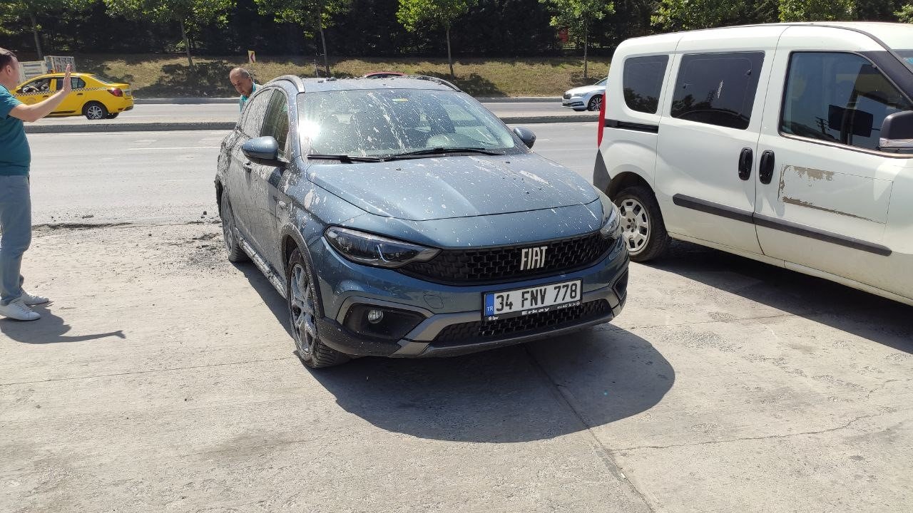 Sultangazi’de hafriyat kamyonundaki beton otomobilin üzerine döküldü