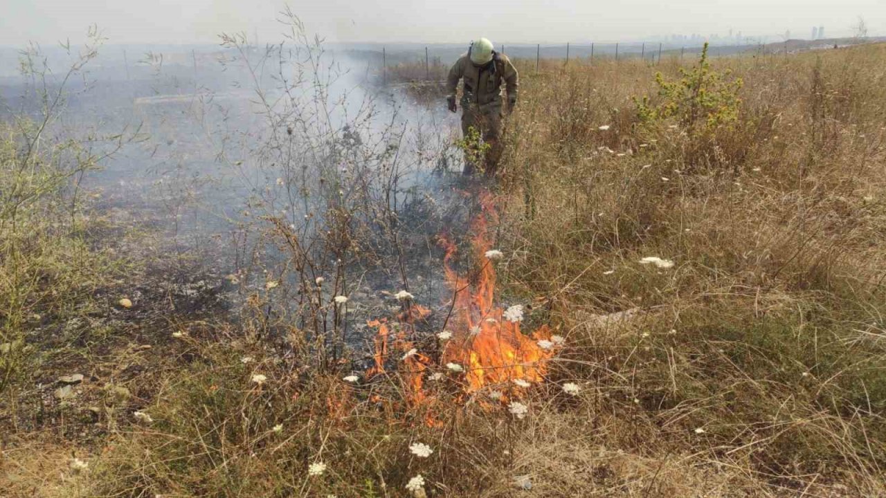 Sultangazi’de otluk alanda yangın paniği