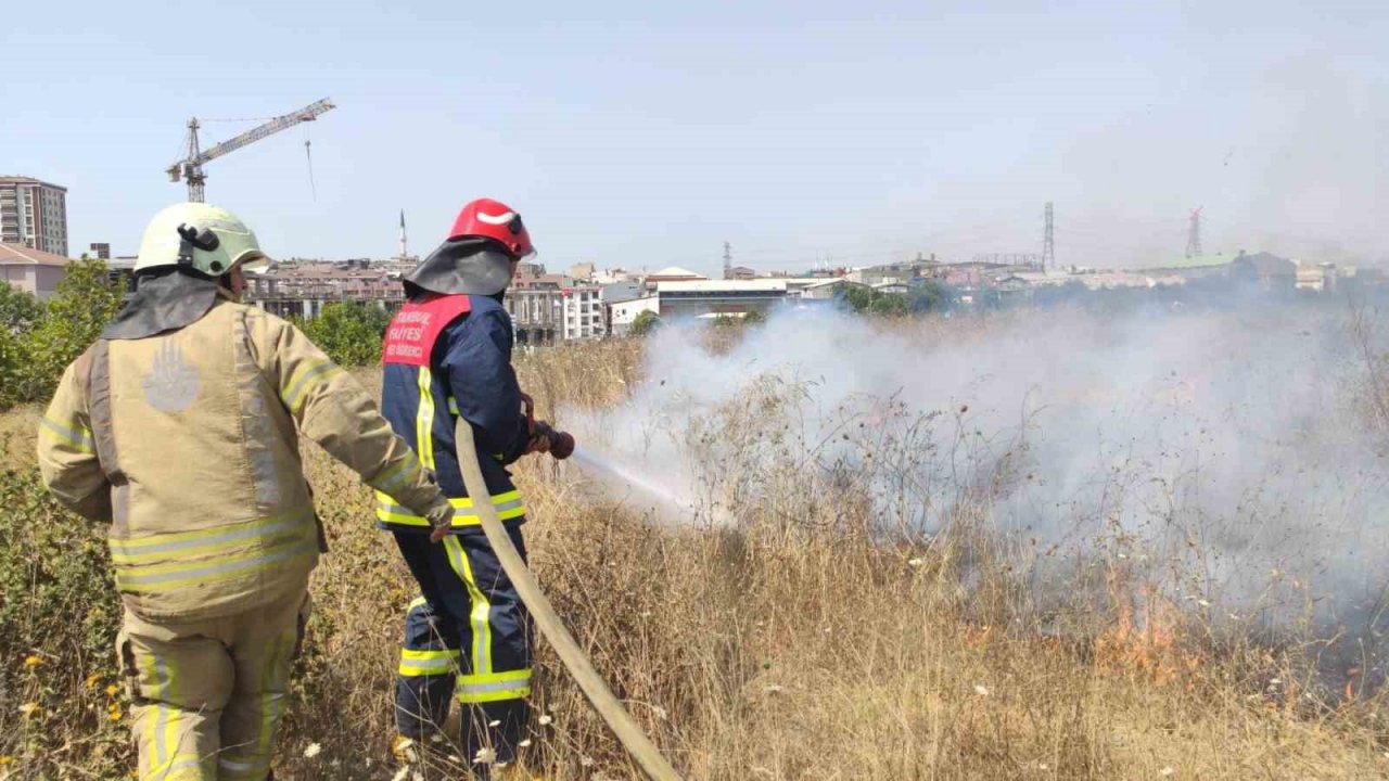 Sultangazi’de otluk alanda yangın paniği