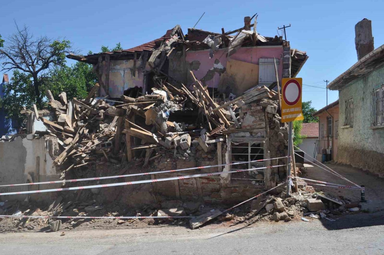 Mahallede endişeye neden olan o bina artık yıkılıyor
