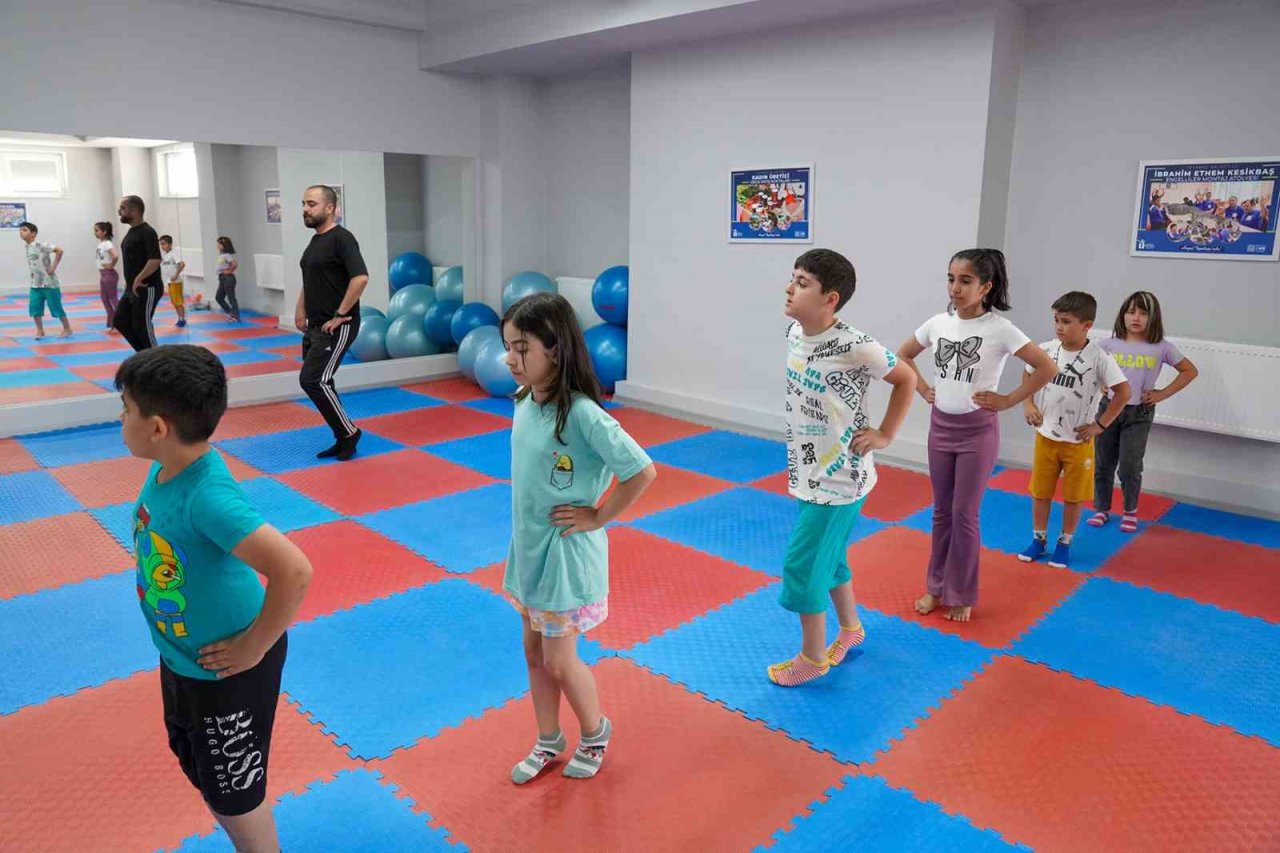 Halk oyunlarını öğreniyorlar